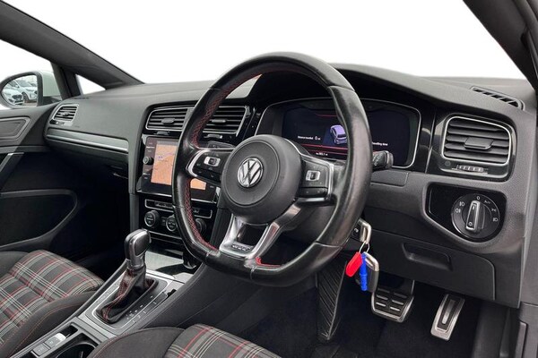Used Volkswagen Golf 2017 for sale - 76308823: Photo 9