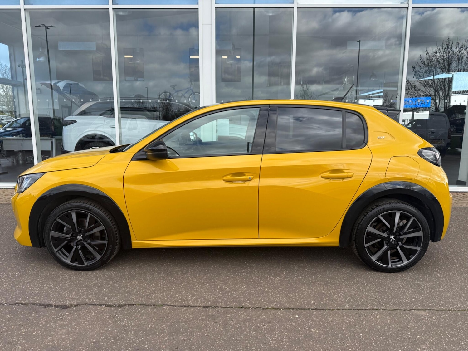 Used Peugeot 208 for sale - 77852740: Photo 2