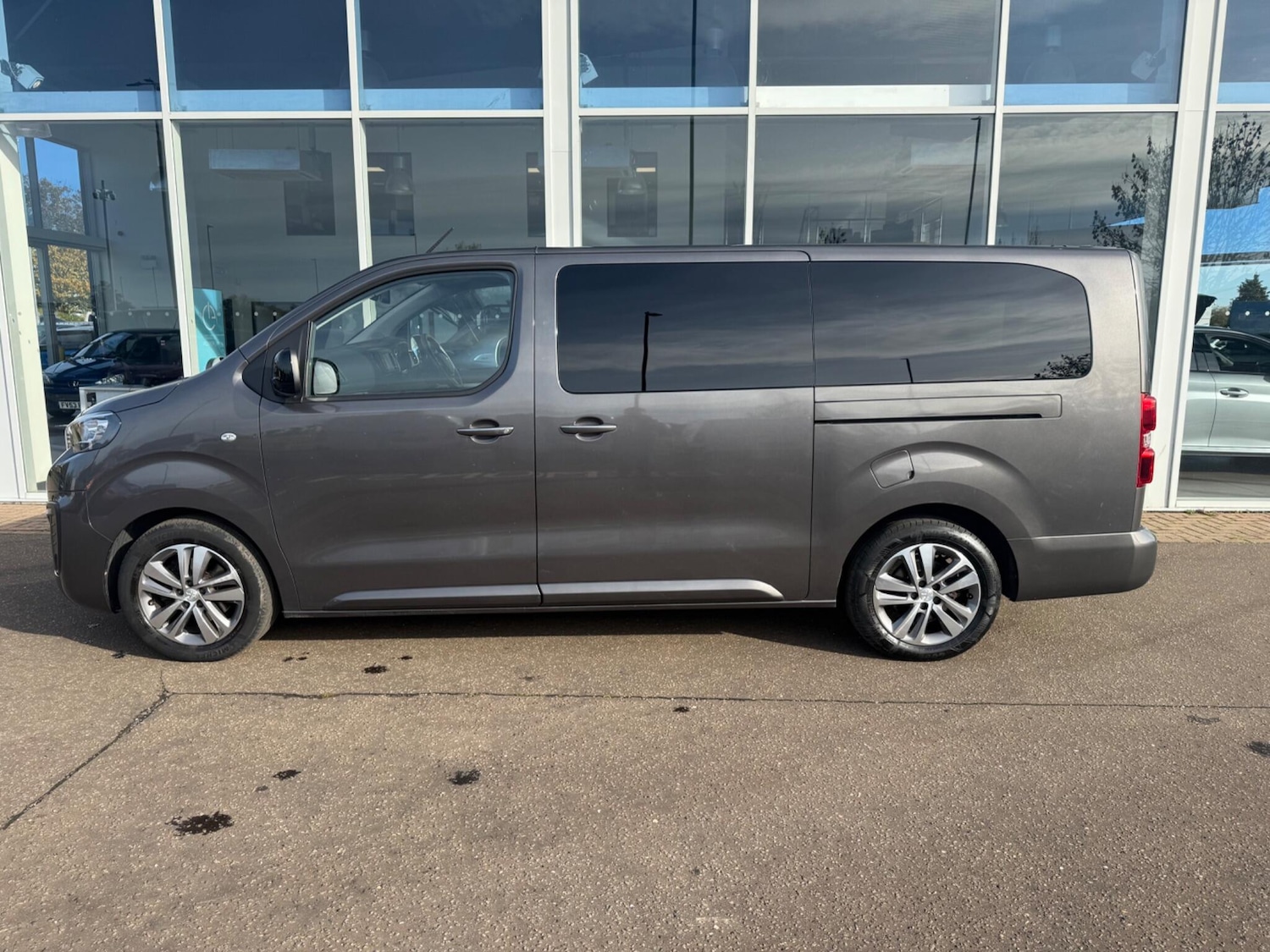Used Peugeot Traveller 2023 for sale - 77413214: Photo 2
