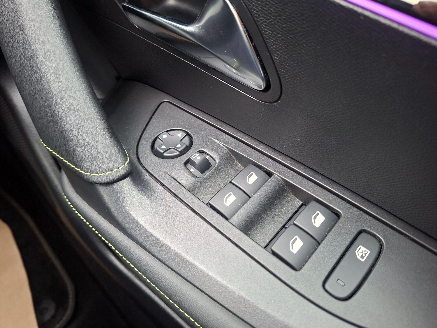 Used Peugeot E-2008 2024 for sale - 77456497: Photo 28