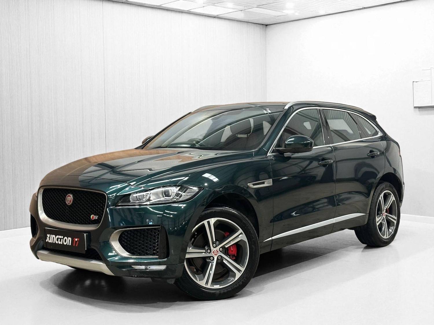 Used Jaguar F-Pace 2017 for sale - 76657591: Photo 4