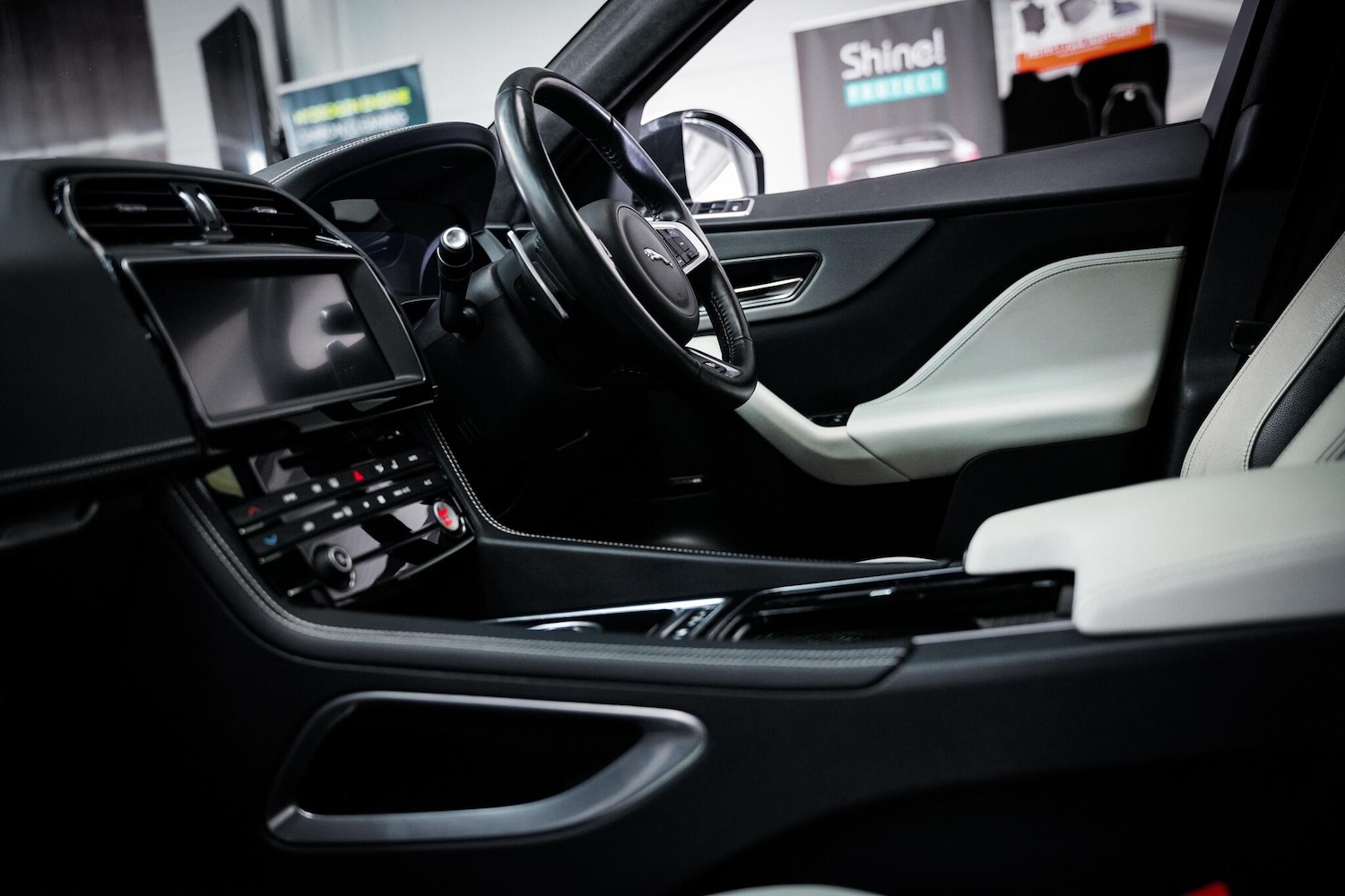 Used Jaguar F-Pace 2018 for sale - 77682989: Photo 4