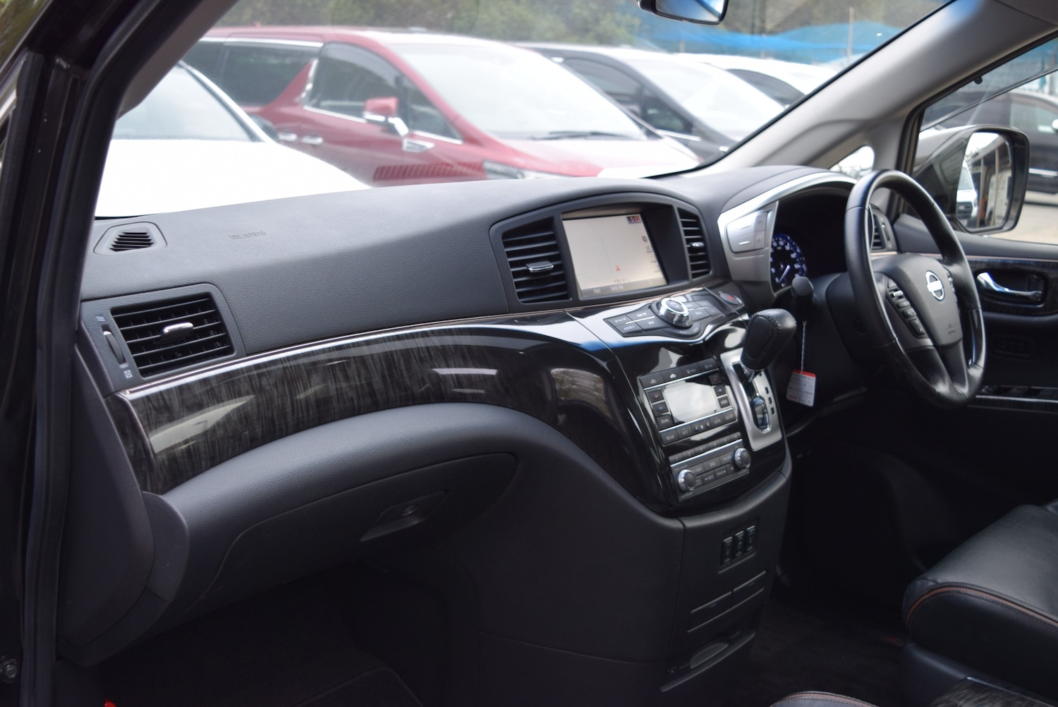 Used Nissan Elgrand 2015 for sale - 76288368: Photo 52