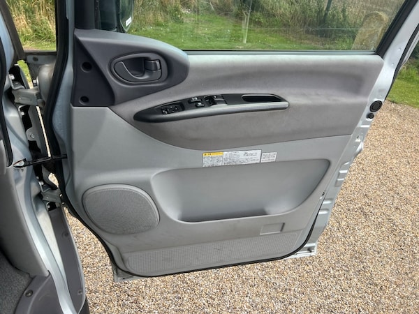 Used Mitsubishi Delica 2006 for sale - 74829881: Photo 17
