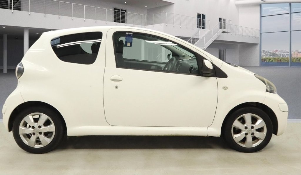 Used Toyota AYGO 2011 for sale - 77884995: Photo 2
