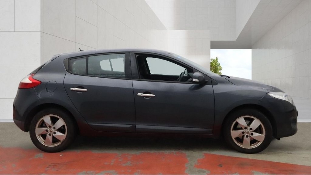 Used Renault Megane 2011 for sale - 78074194: Photo 2