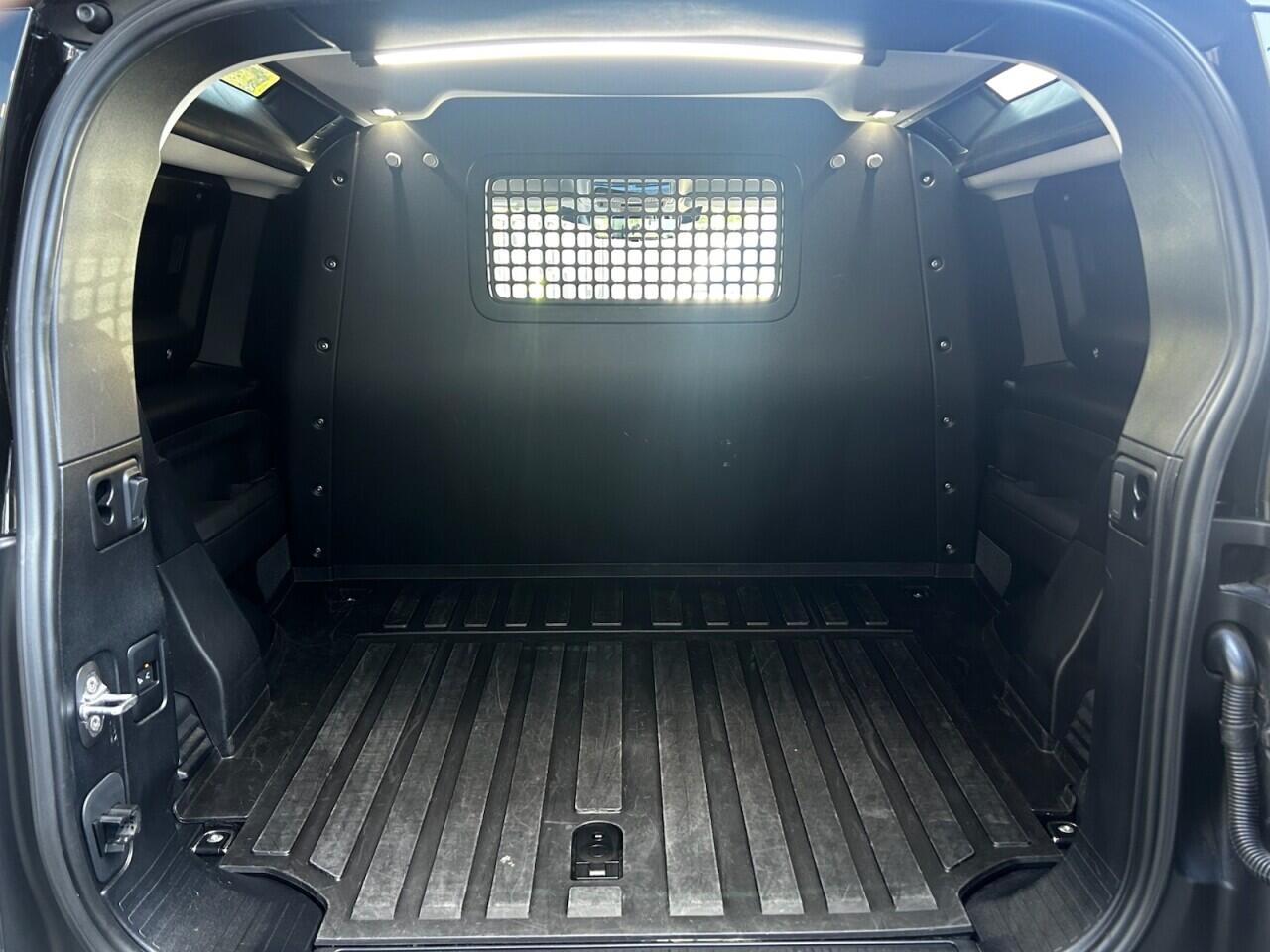 Used Land Rover Defender 2023 for sale - 76485654: Photo 29