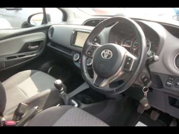 Used Toyota Yaris 2015 for sale - 74972149: Photo