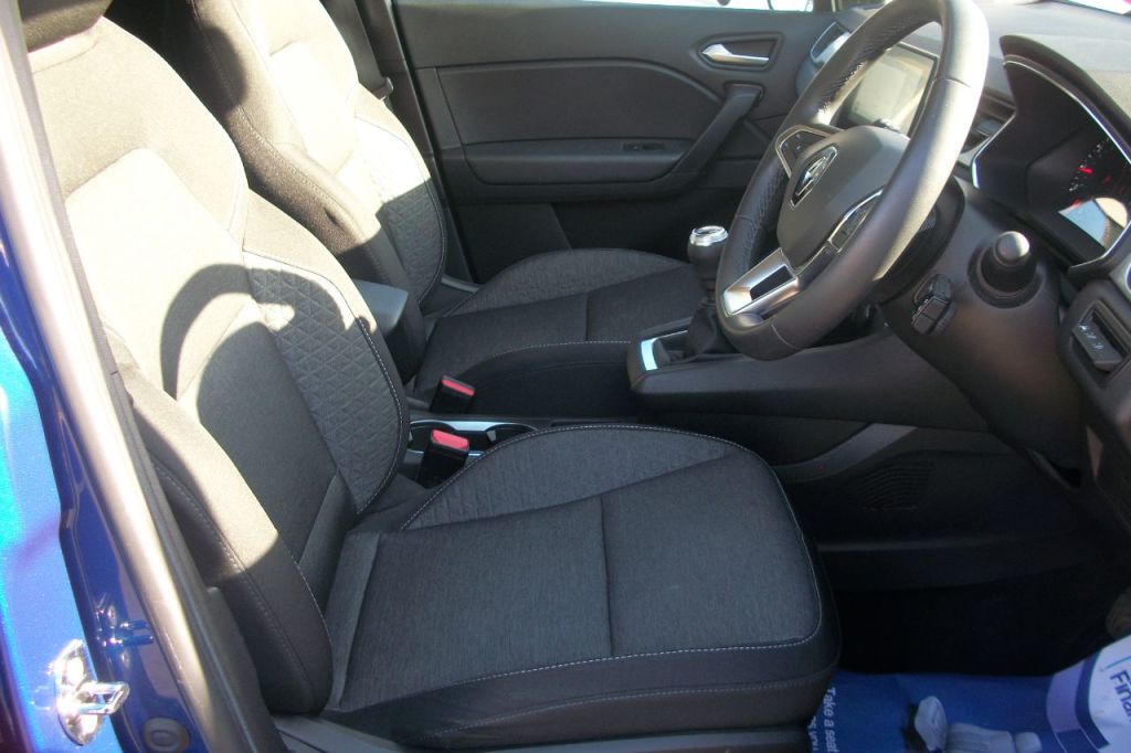 Used Renault Captur 2023 for sale - 77733520: Photo 2