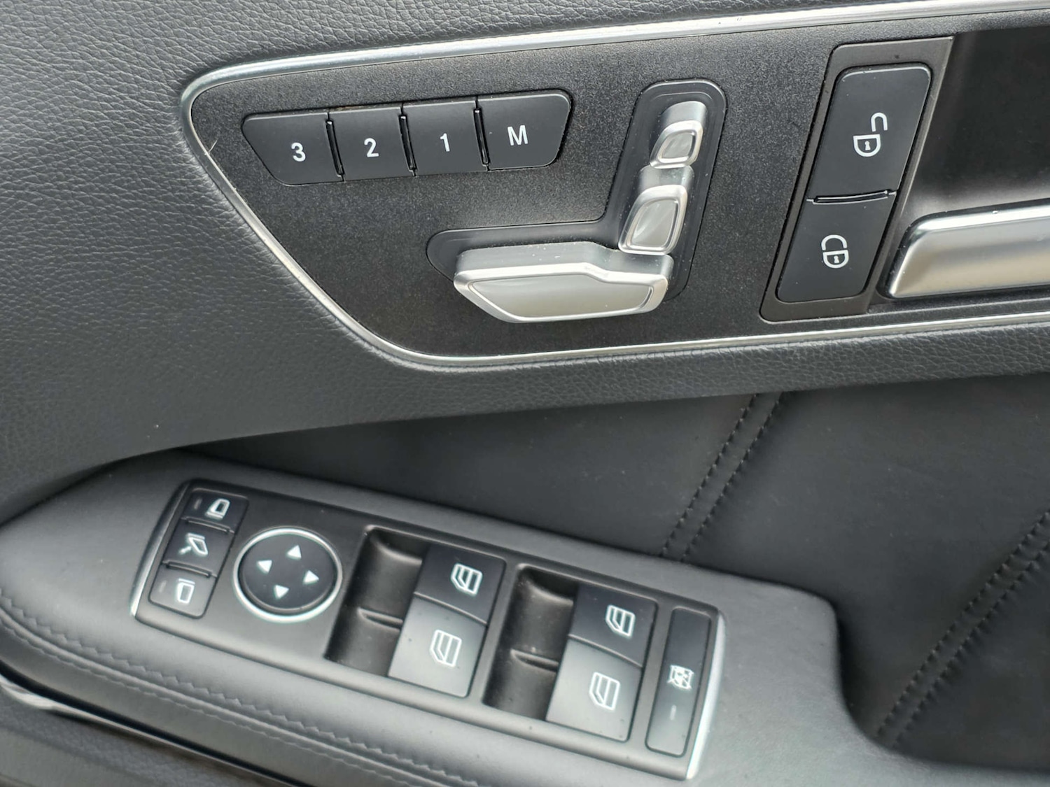 Used Mercedes-Benz E Class 2015 for sale - 76985157: Photo 41