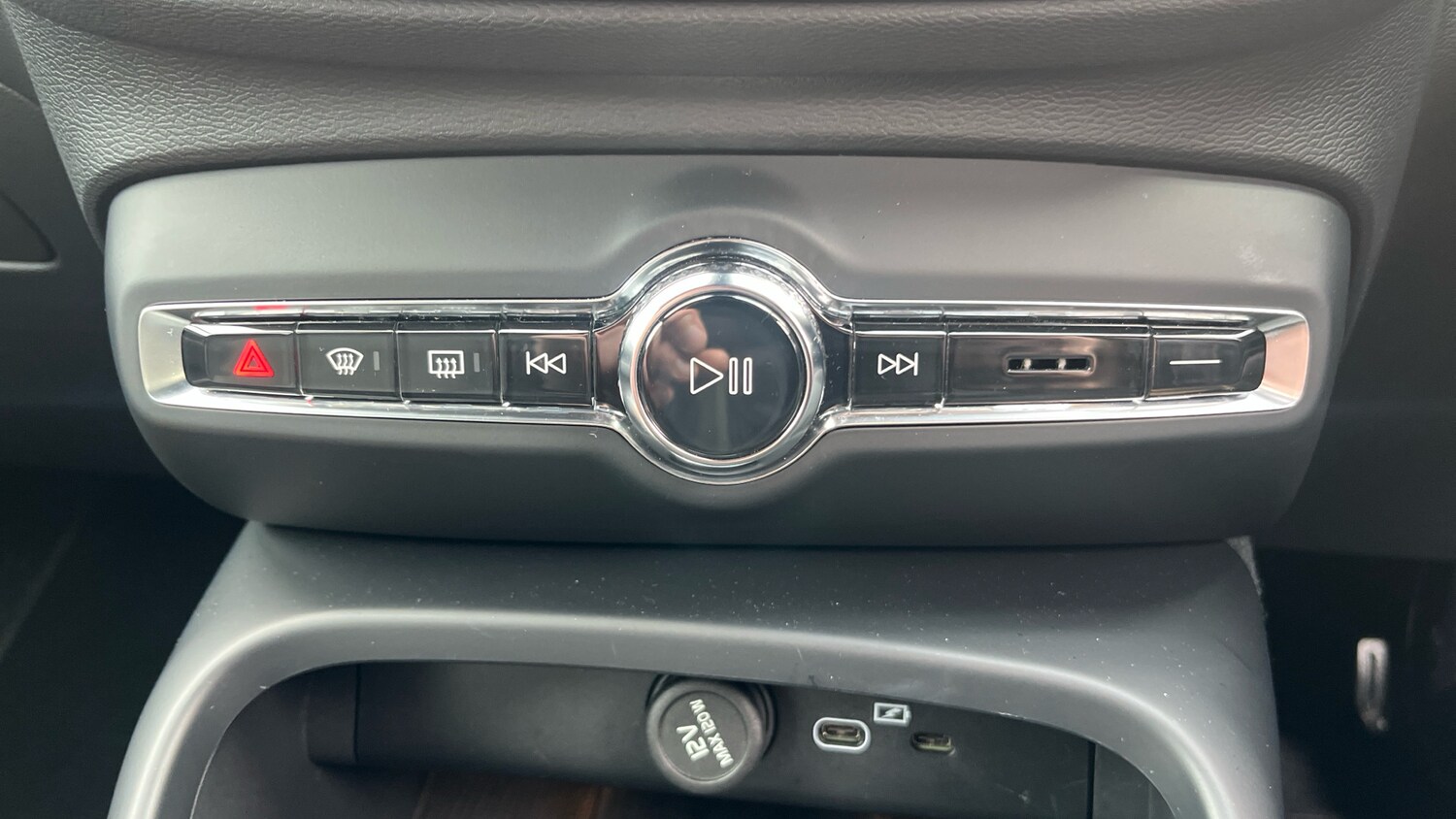 Used Volvo XC40 2023 for sale - 77528065: Photo 32