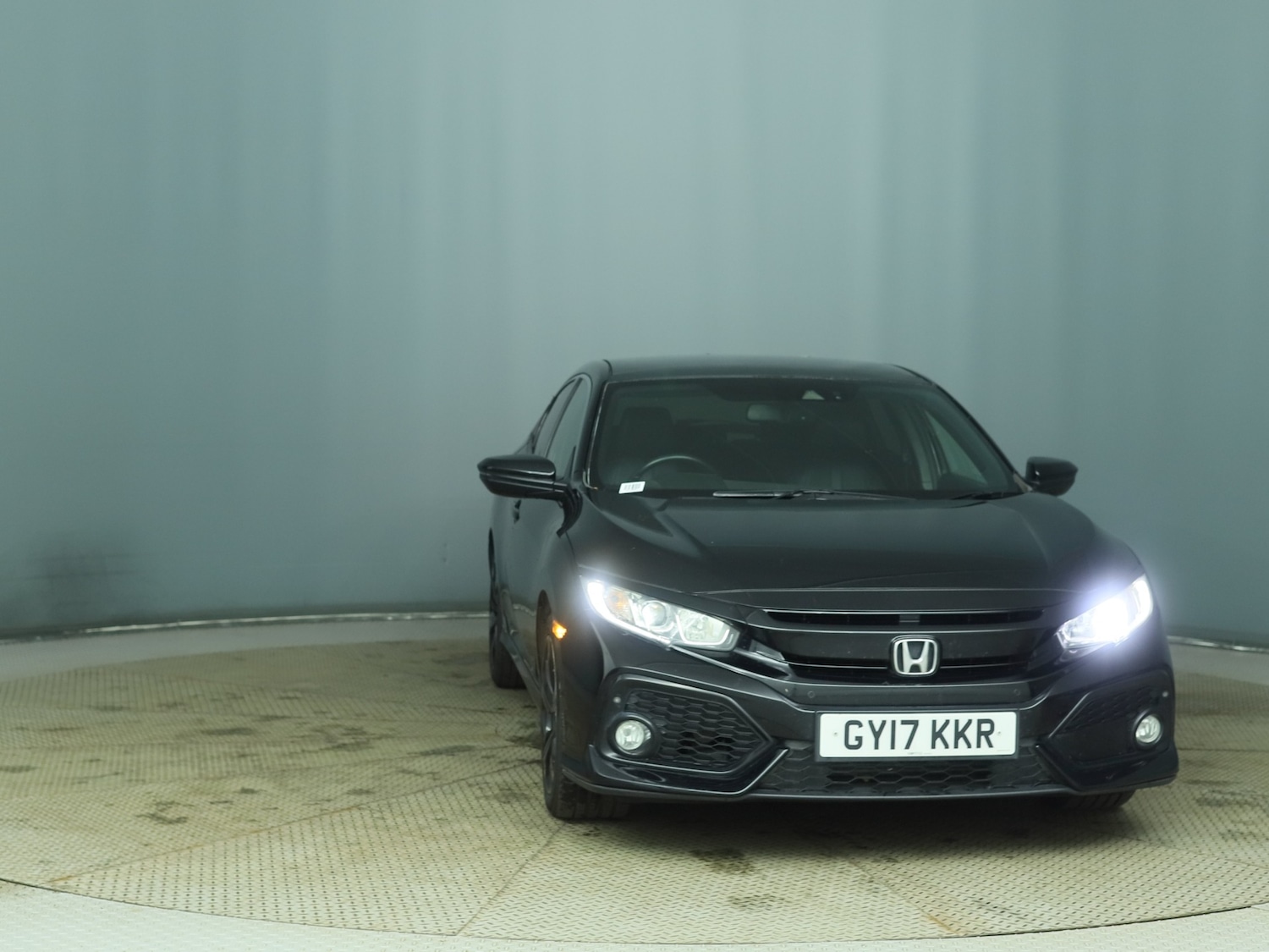 Used Honda Civic 2017 for sale - 76726128: Photo 2