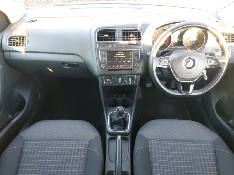 Used Volkswagen Polo 2015 for sale - 76602362: Photo 2