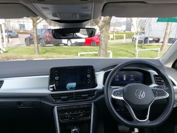 Used Volkswagen T-Roc 2023 for sale - 77974932: Photo