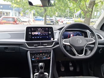 Used Volkswagen T-Roc 2024 for sale - 76619066: Photo