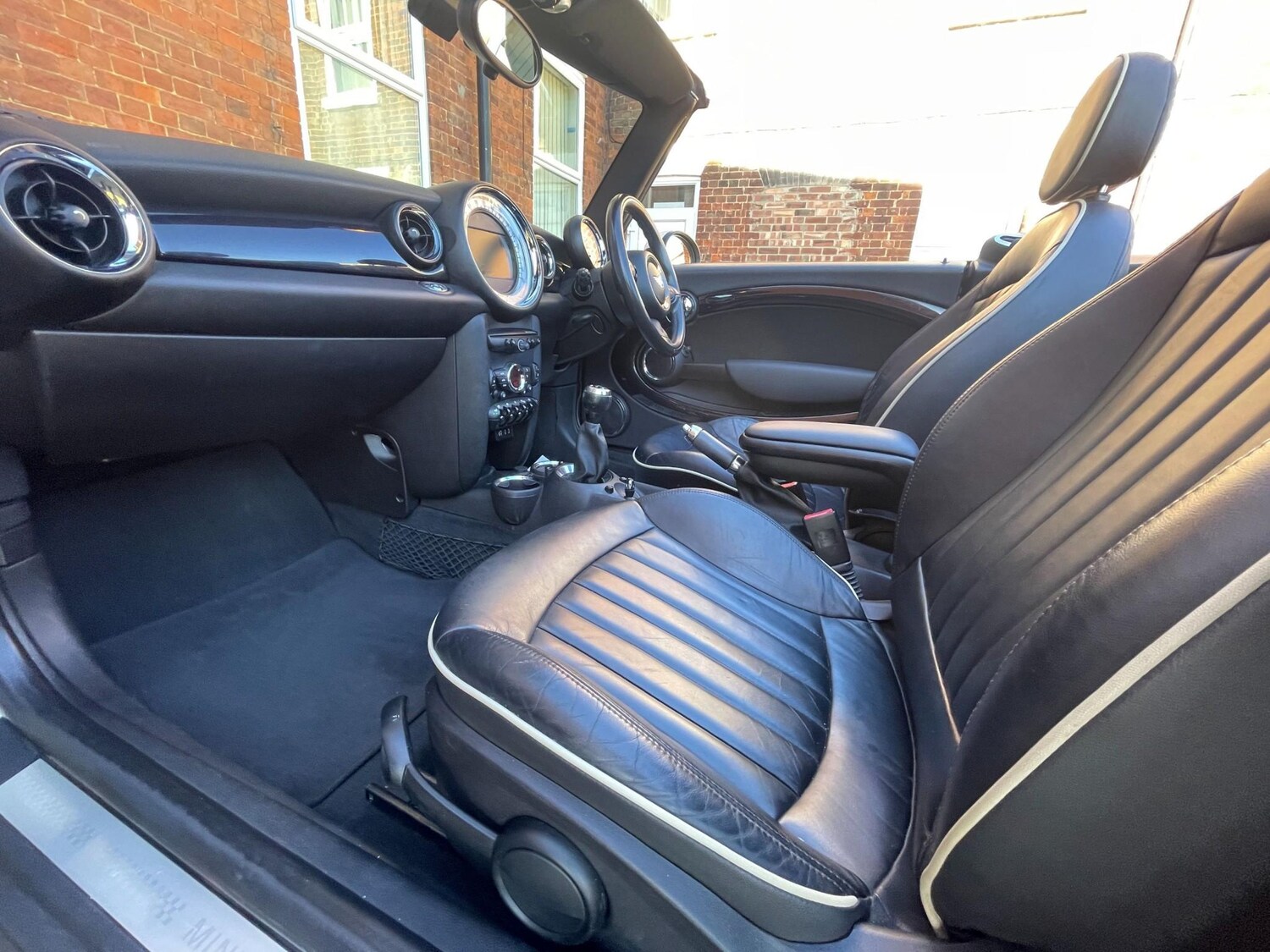 Used MINI Convertible 2011 for sale - 77989462: Photo 15