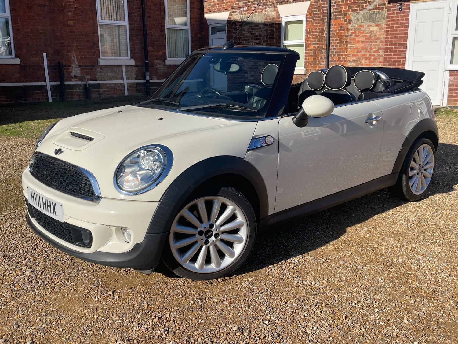 Used MINI Convertible 2011 for sale - 77989462: Photo 2