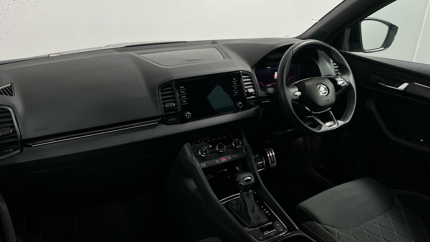 Used Skoda Karoq 2024 for sale - 77264615: Photo 2