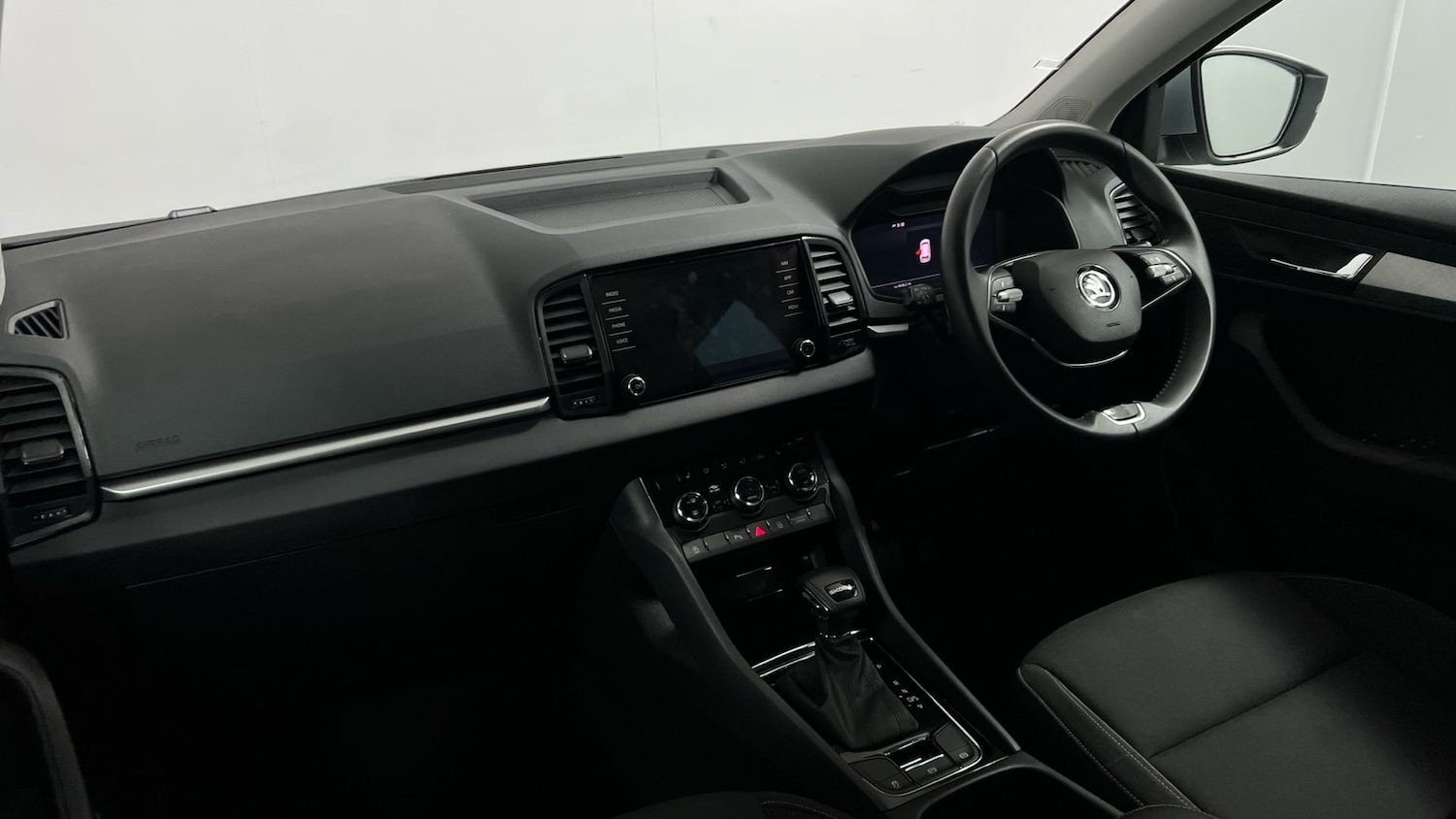 Used Skoda Karoq 2025 for sale - 77319903: Photo 2