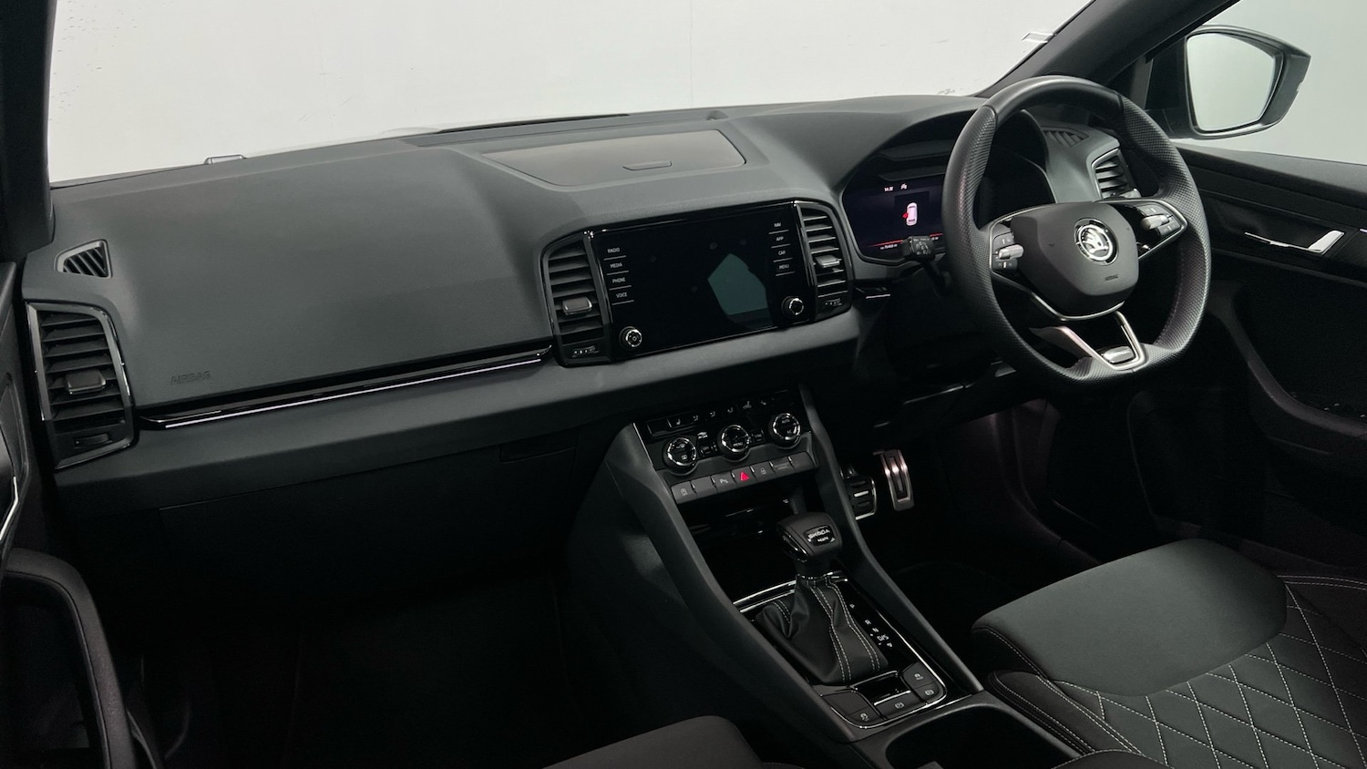 Used Skoda Karoq 2024 for sale - 76677221: Photo 2