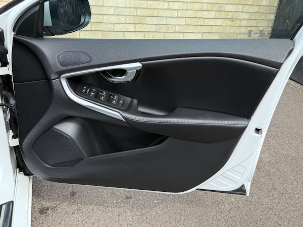 Used Volvo V40 2016 for sale - 76275284: Photo 42