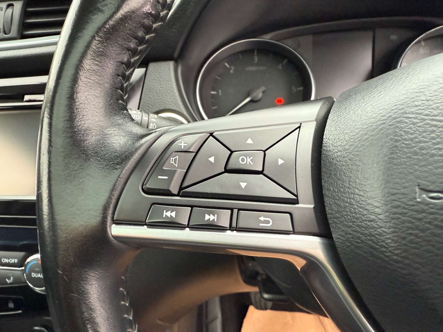 Used Nissan Qashqai 2017 for sale - 76091304: Photo 51