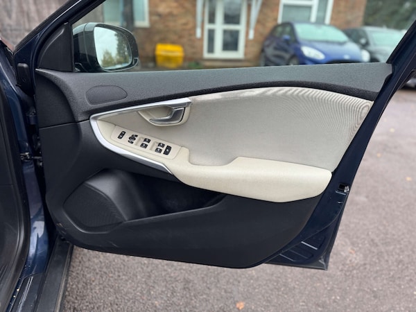 Used Volvo V40 2014 for sale - 74772224: Photo 37