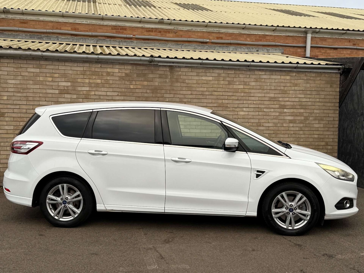 Used Ford S-Max 2016 for sale - 76642942: Photo 27