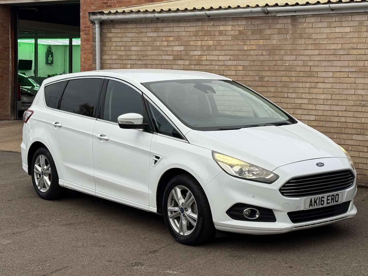 Used Ford S-Max 2016 for sale - 76642942: Photo 4