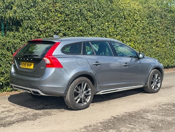 Used Volvo V60 2016 for sale - 78182630: Photo