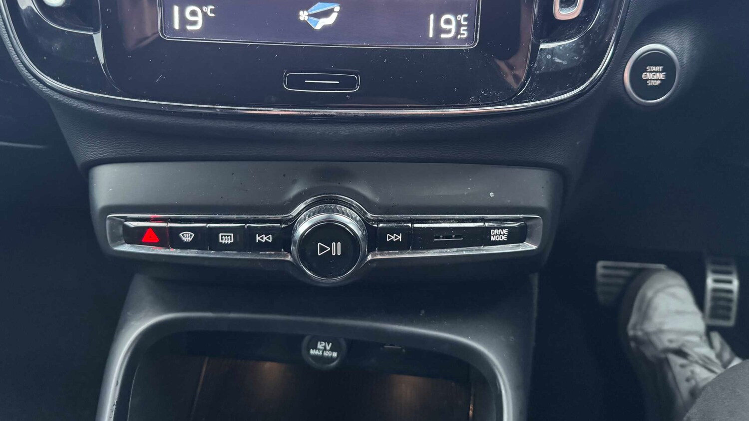 Used Volvo XC40 for sale - 77861331: Photo 23