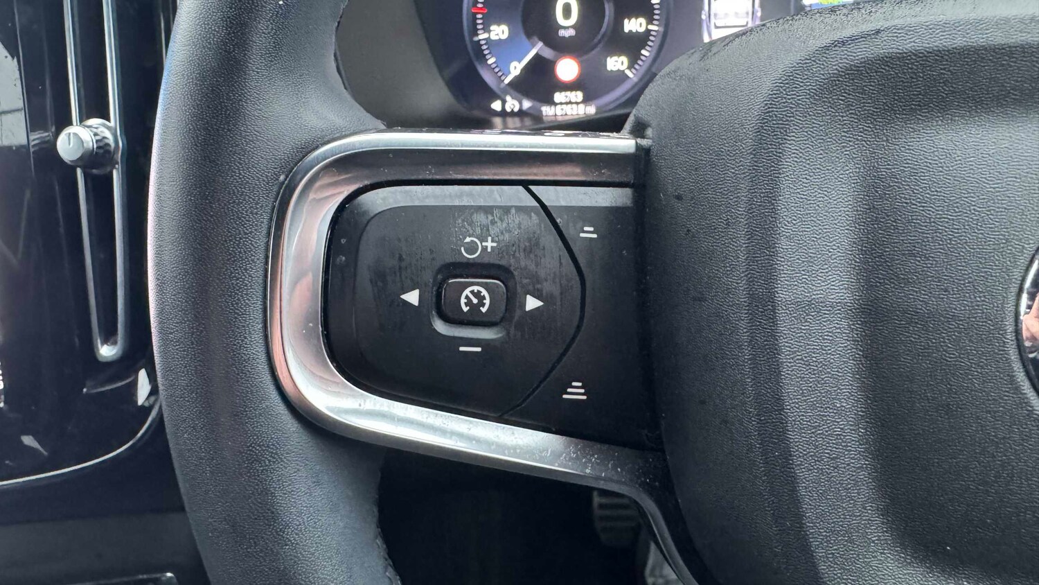 Used Volvo XC40 for sale - 77861331: Photo 28