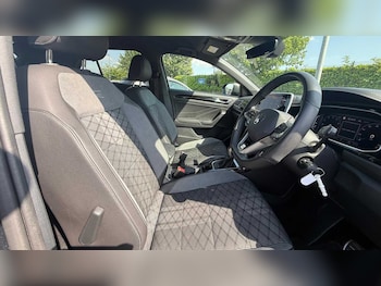 Used Volkswagen T-Roc 2024 for sale - 78991016: Photo