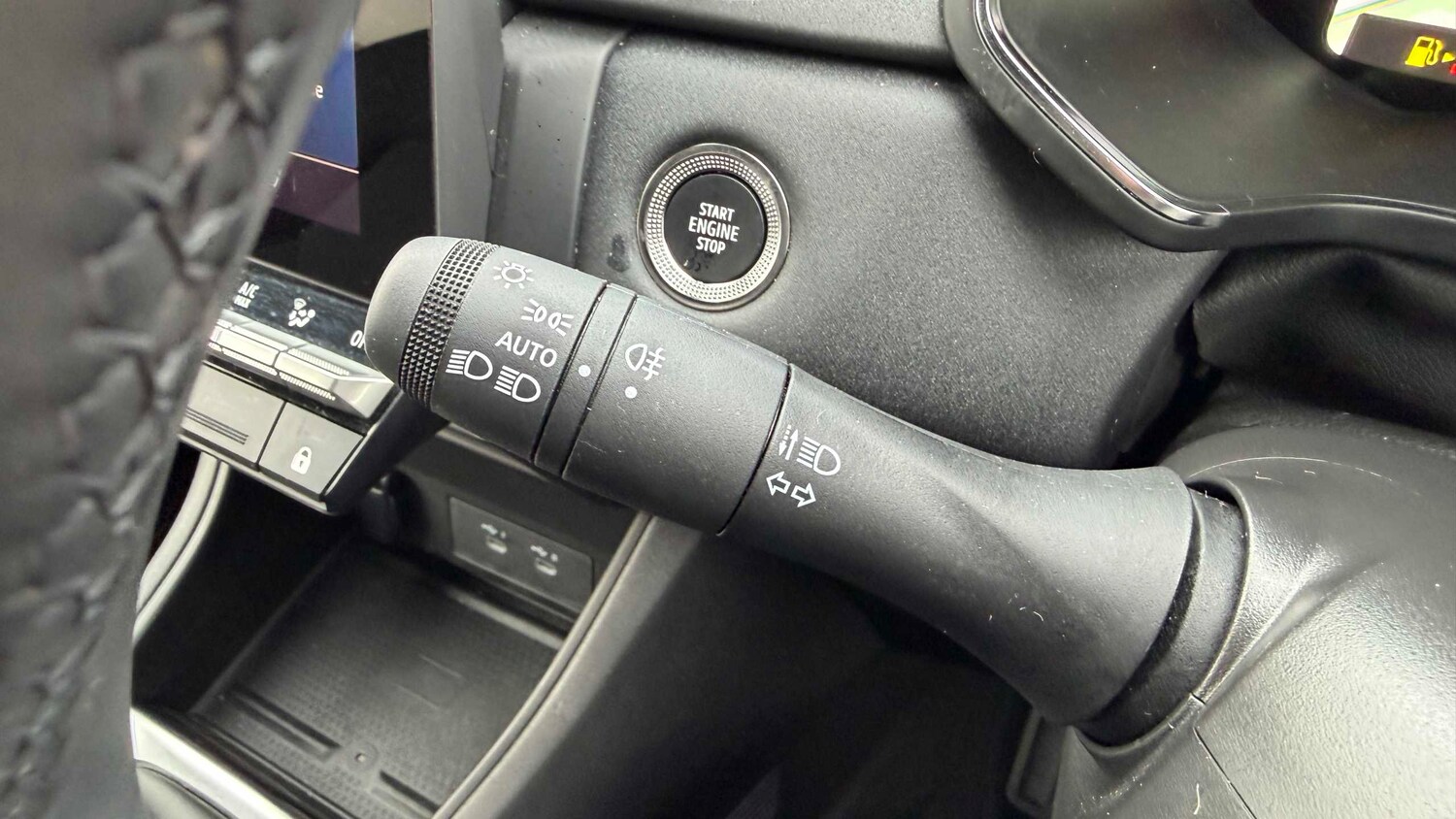 Used Renault Captur for sale - 77860390: Photo 18