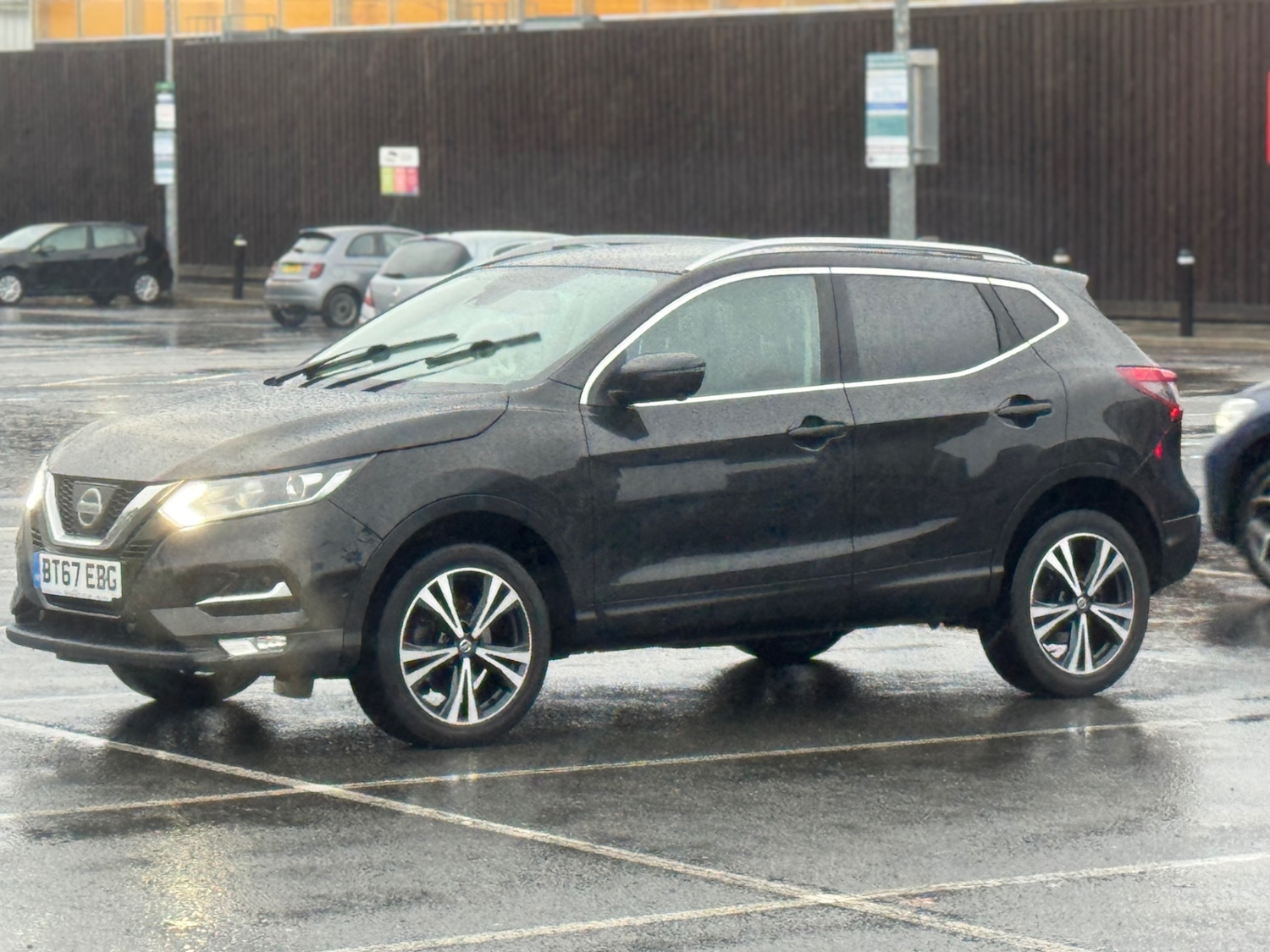 Used Nissan Qashqai 2017 for sale - 76580313: Photo 2