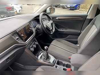 Used Volkswagen T-Roc 2018 for sale - 76999109: Photo