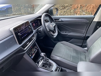 Used Volkswagen T-Roc 2024 for sale - 76677256: Photo