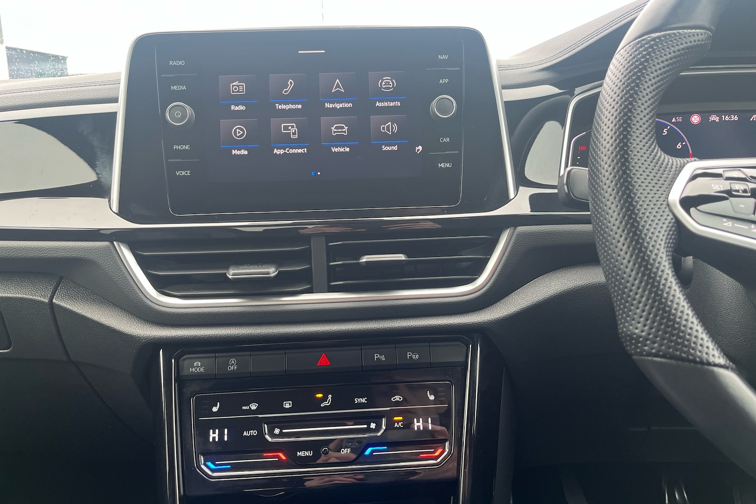 Used Volkswagen T-Roc 2022 for sale - 77770852: Photo 9