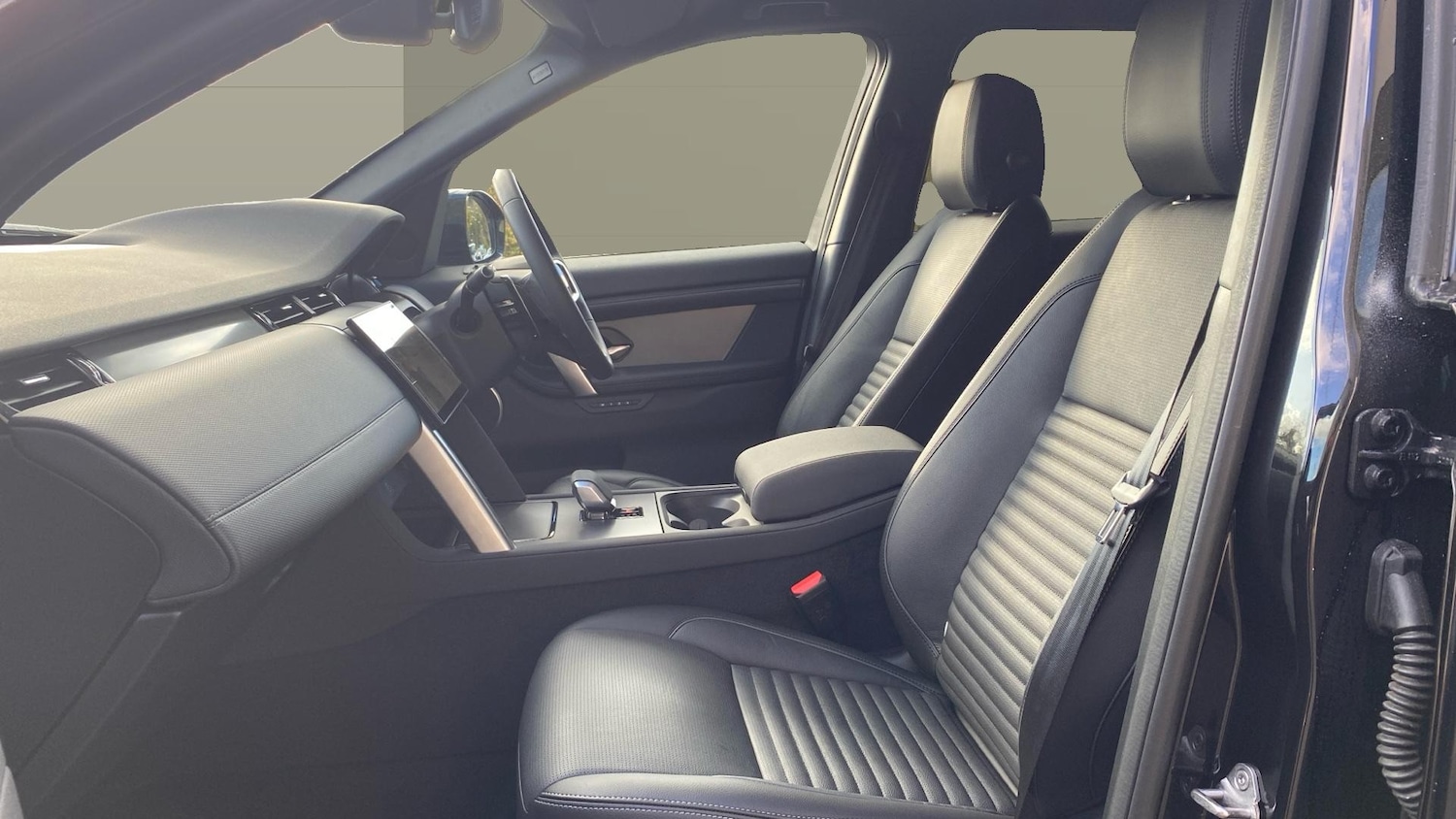 Used Land Rover Discovery Sport 2024 for sale - 76532073: Photo 3