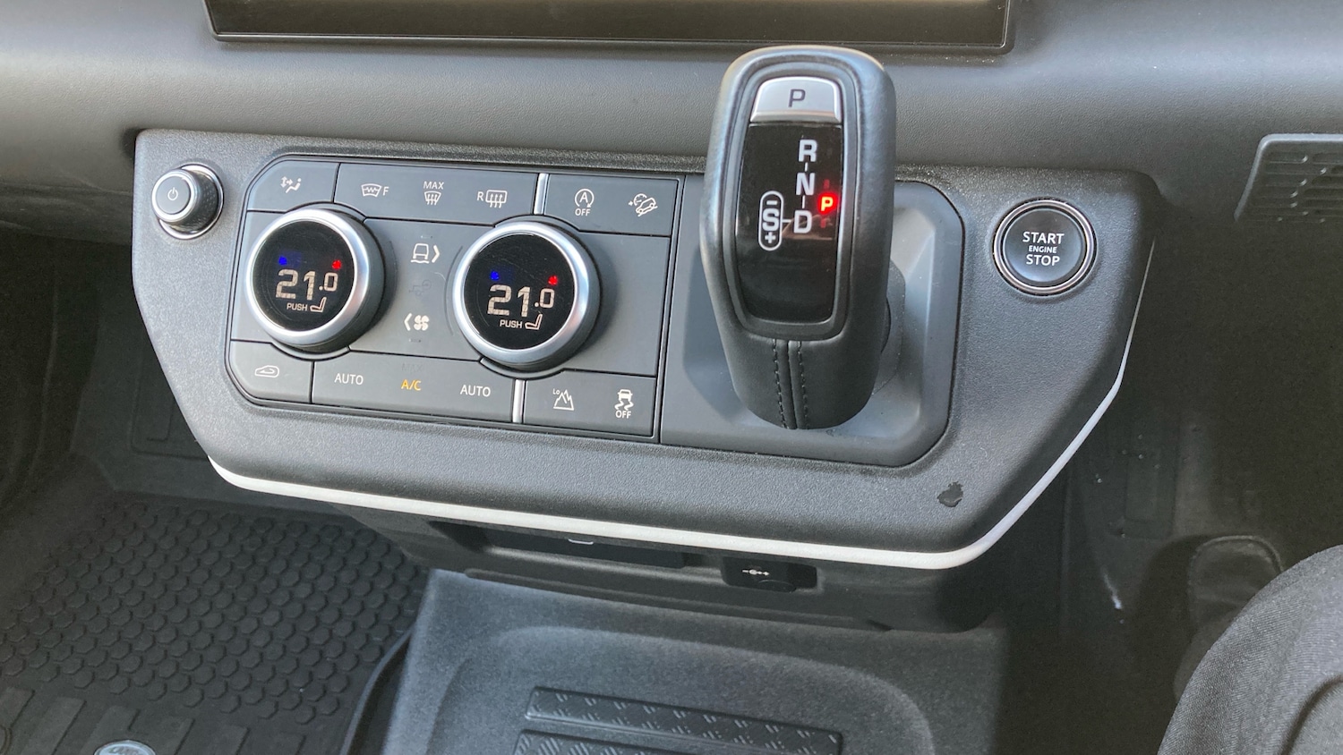 Used Land Rover Defender 2024 for sale - 76565297: Photo 32