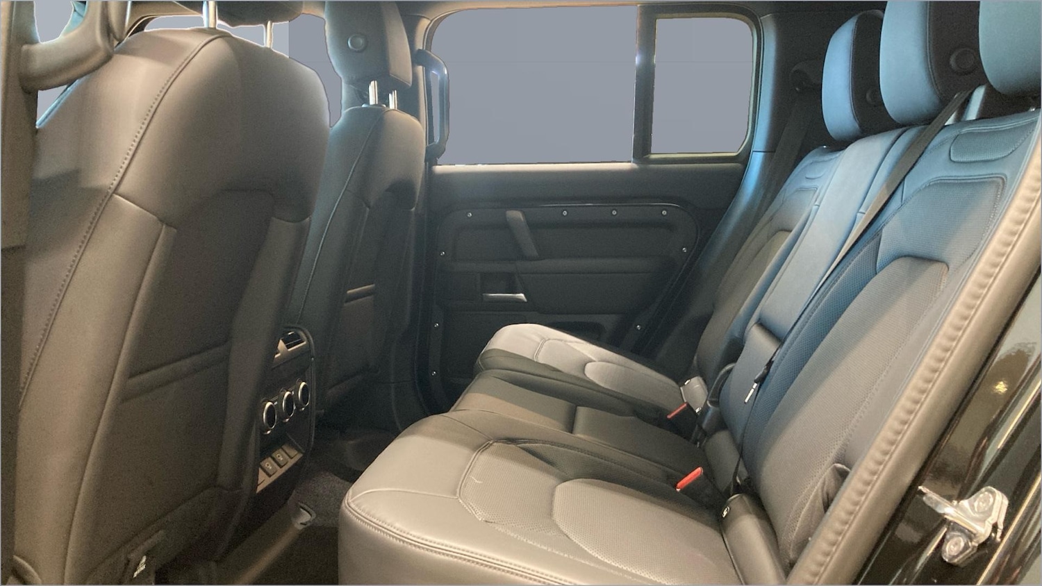 Used Land Rover Defender 2024 for sale - 76565297: Photo 4