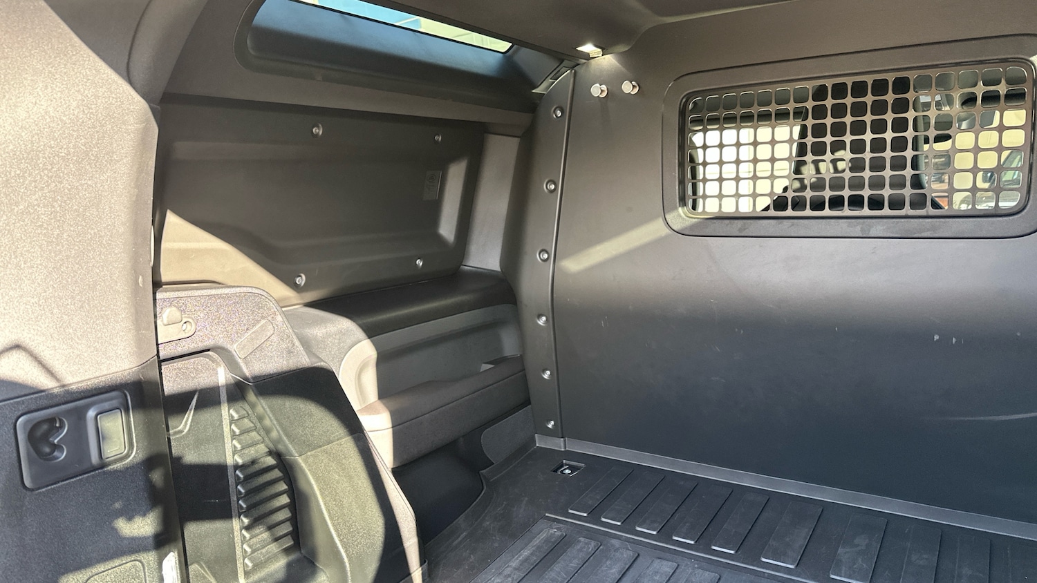 Used Land Rover Defender 2024 for sale - 76565297: Photo 50