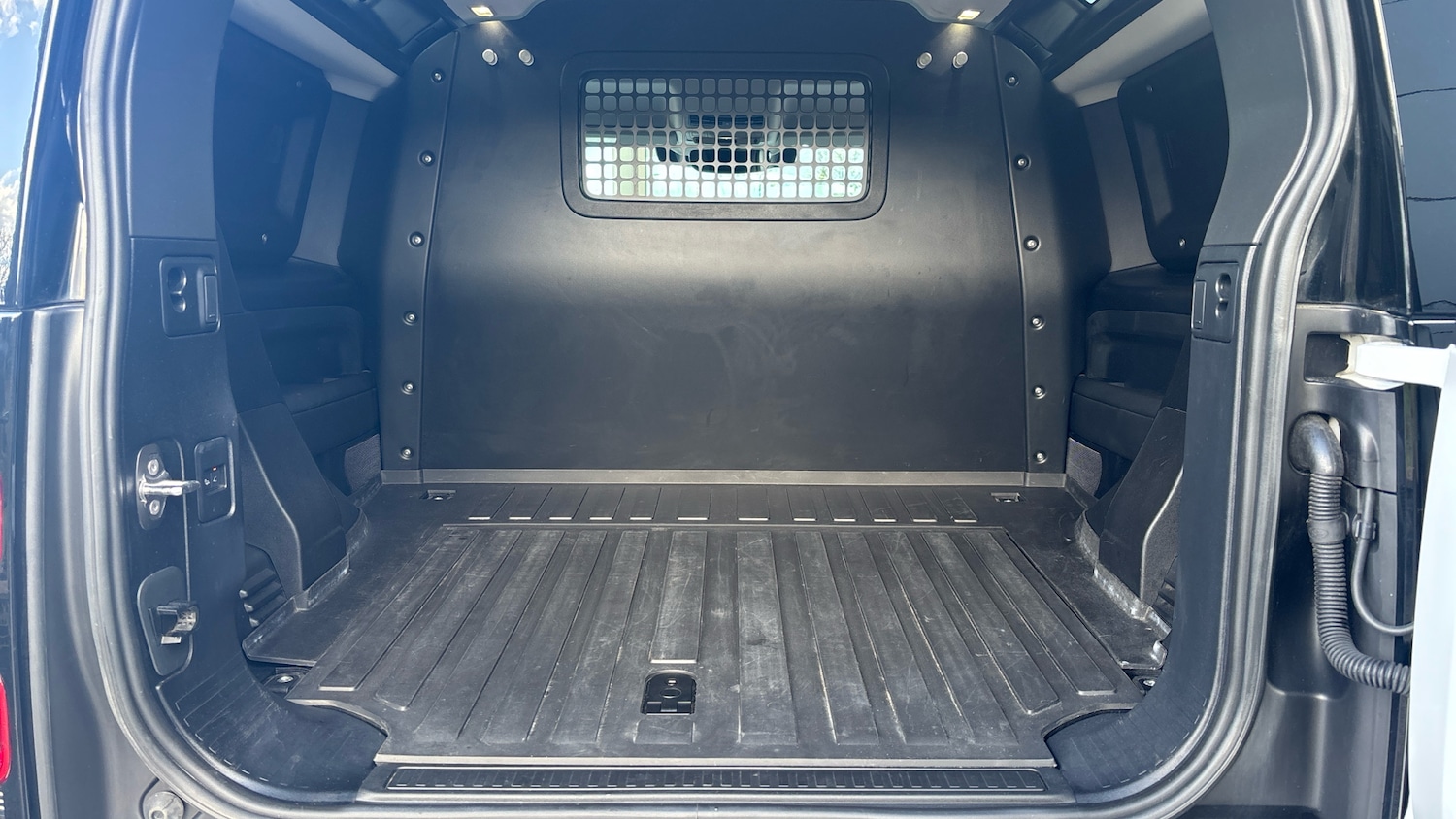 Used Land Rover Defender 2023 for sale - 77716043: Photo 10