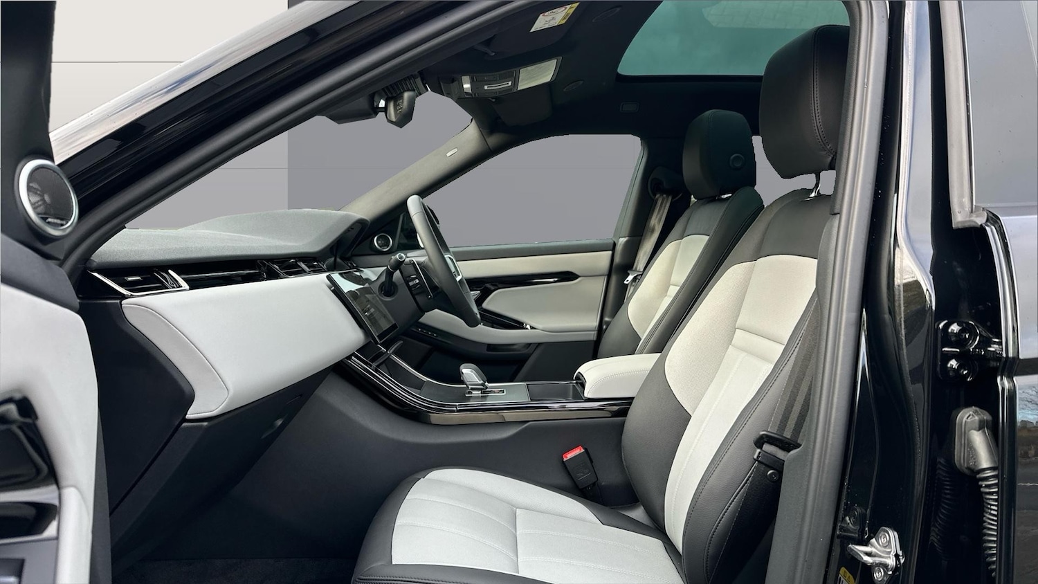 Used Land Rover Range Rover Evoque 2025 for sale - 76625591: Photo 3