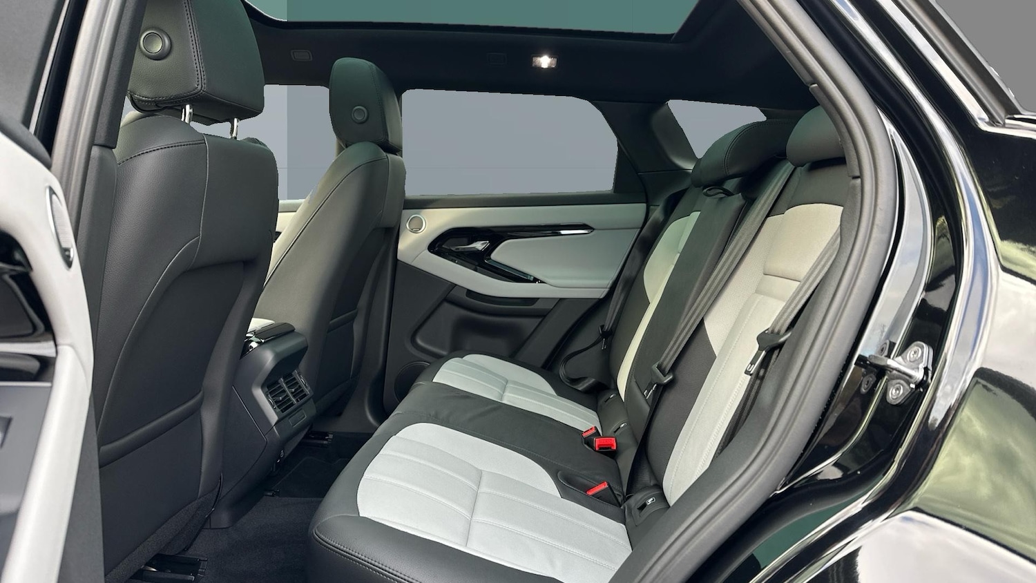 Used Land Rover Range Rover Evoque 2025 for sale - 76625591: Photo 4