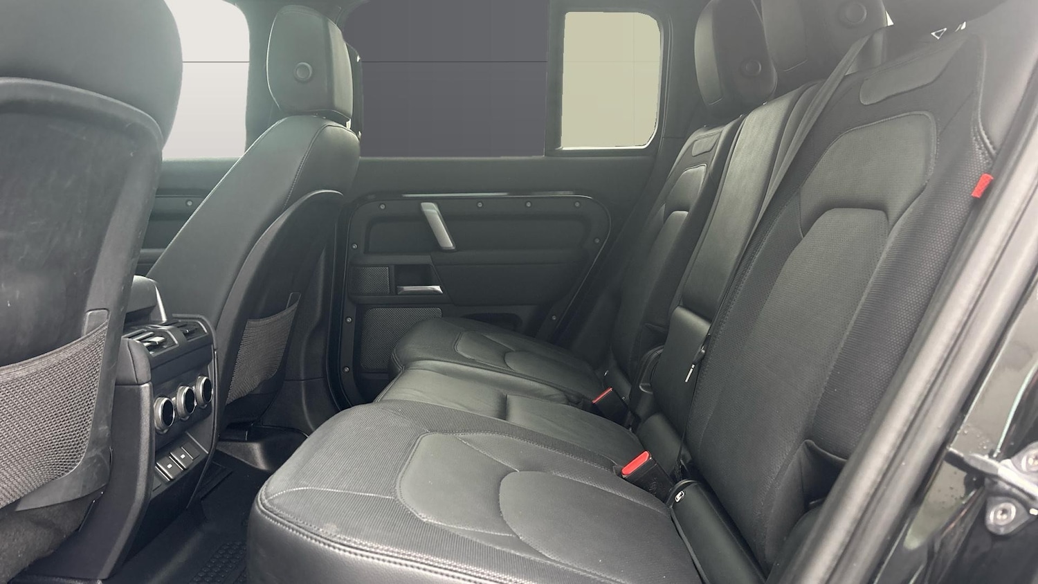 Used Land Rover Defender 2023 for sale - 76554124: Photo 4