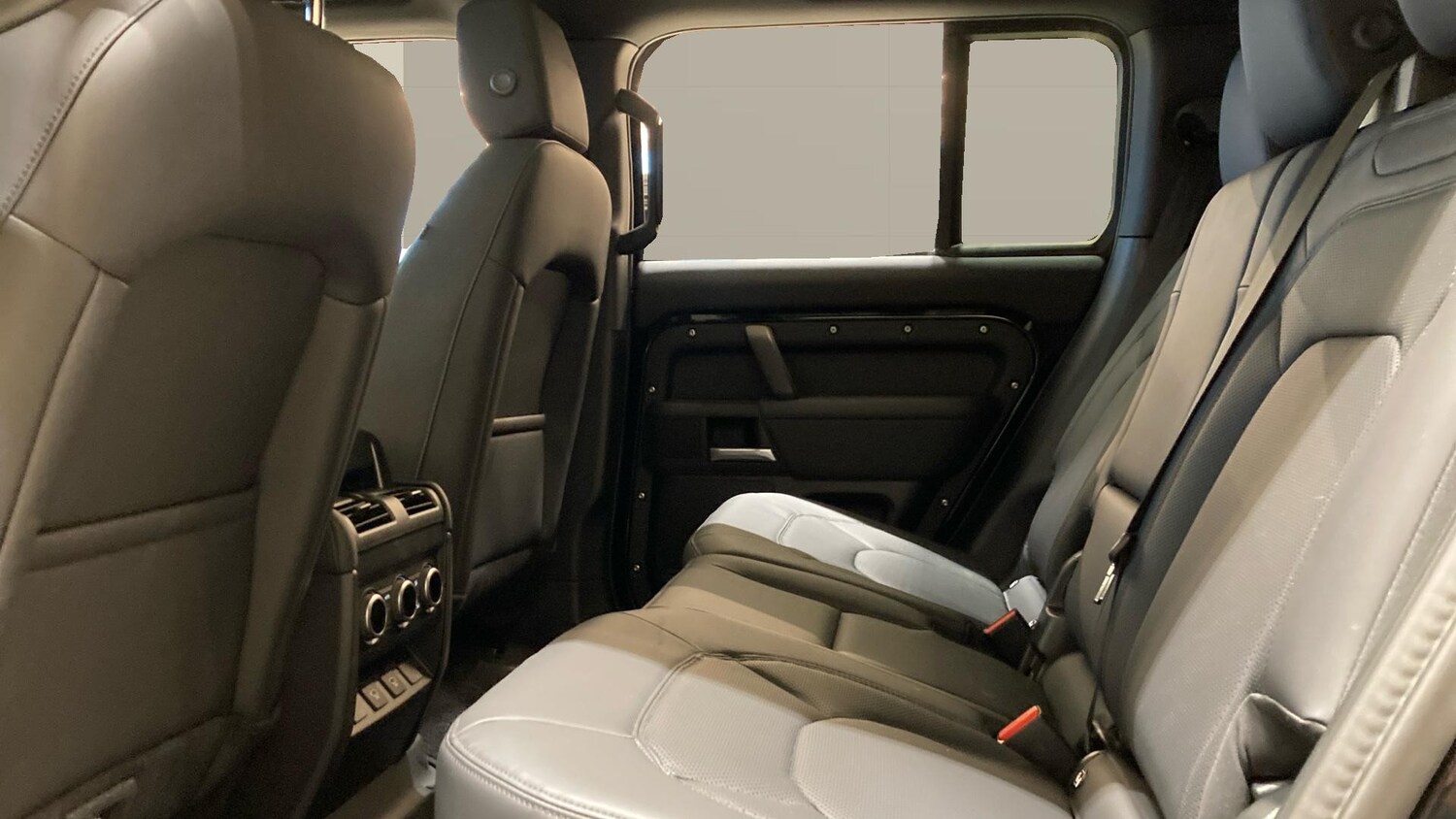 Used Land Rover Defender 2024 for sale - 77432496: Photo 4