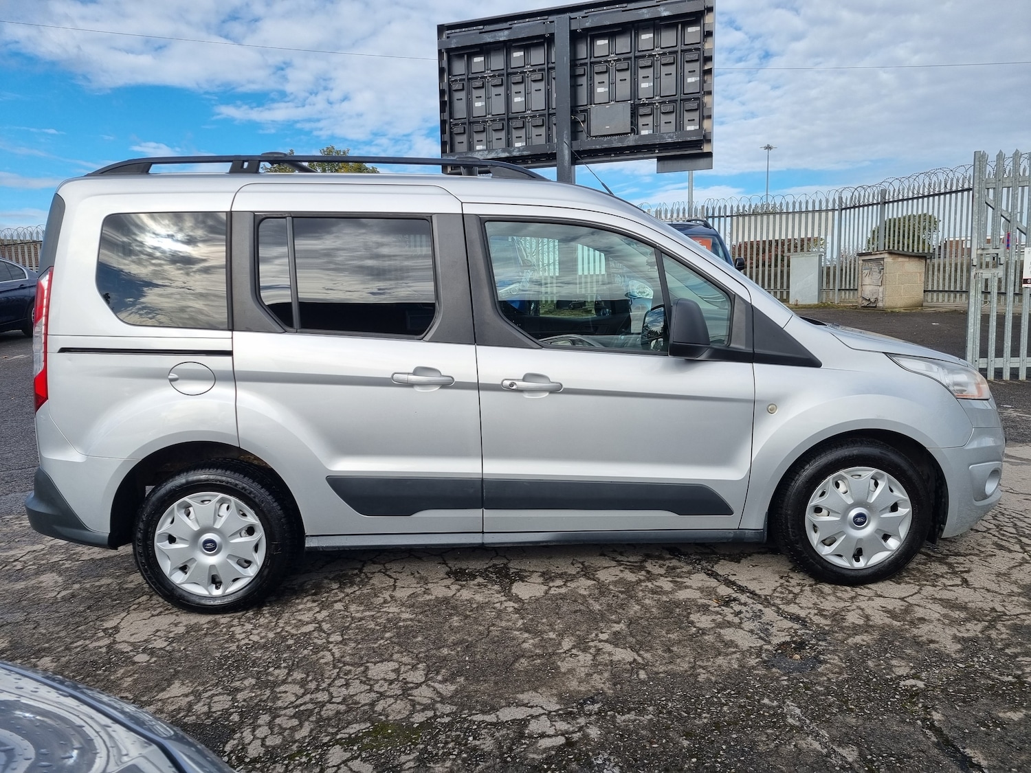 Used Ford Tourneo Connect 2014 for sale - 76376796: Photo 5