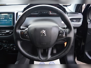 Used Peugeot 208 2014 for sale - 76653855: Photo