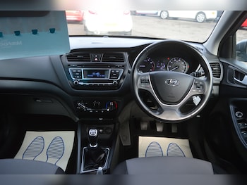 Used Hyundai i20 2017 for sale - 76395569: Photo